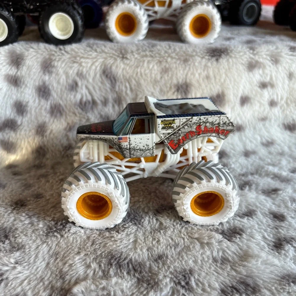 Monster Jam Earth Shaker Monster Truck 1:64 Scale White Gold 2021 FMS 10111DFT